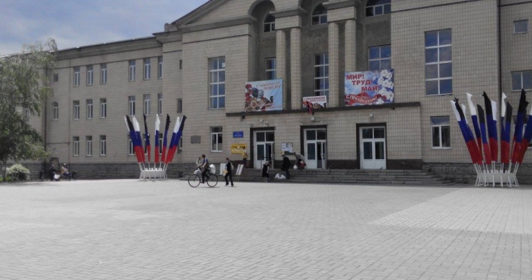 Админздания в Донецке теперь вывешивают флаги «ДНР» и России ФОТОФАКТ