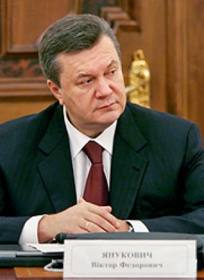 Янукович подписал закон о красном флаге