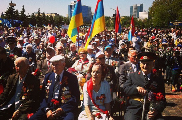 Донецким ветеранам вручили неизвестные флаги-гибриды