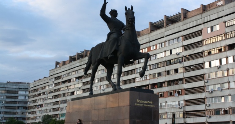 В оккупированном Луганске надругались над табличкой на памятнике Ворошилову