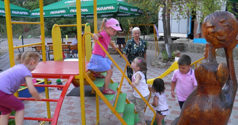 В Буденновском и Пролетарском районах Донецка установят несколько десятков детских площадок