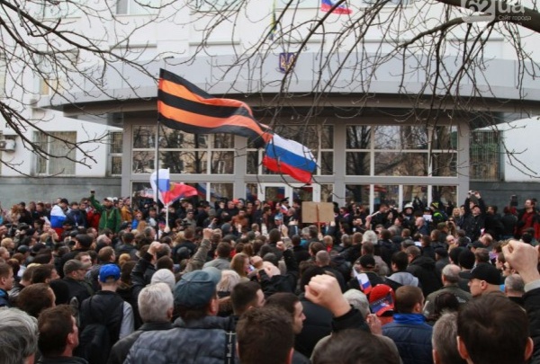 В Донецке замену украинского флага российским на здании горсовета сочли хулиганством