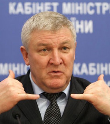 Янукович уволил министра обороны Ежеля из-за прогула
