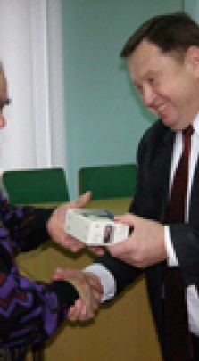 Мэр Ровеньков подарил мобильные телефоны глухонемым