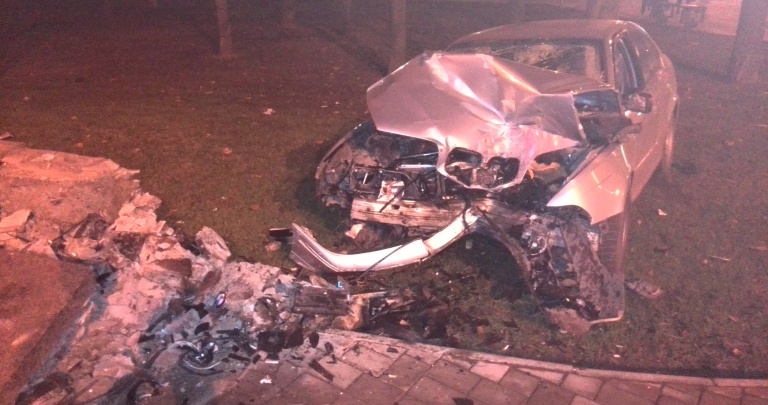 Пьяный водитель BMW разбил бетонное ограждение в центре Донецка