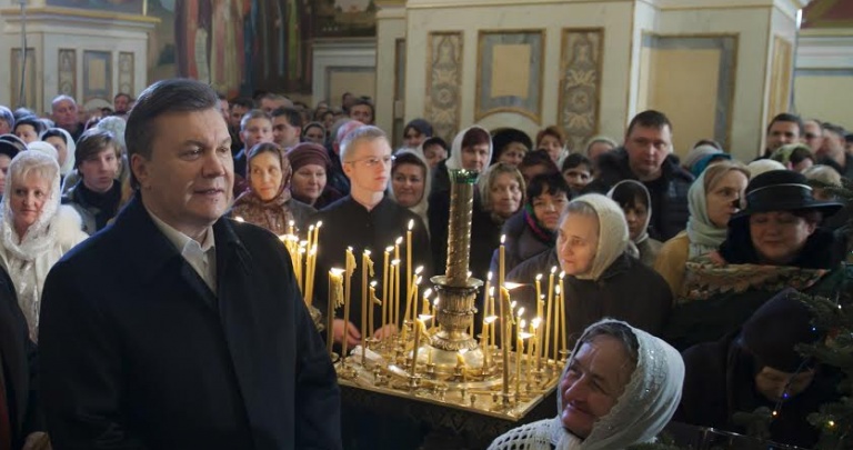 Янукович едет в Донецк, чтобы пообщаться с внуками, - СМИ