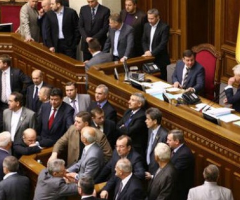 БЮТ заблокировал трибуну парламента