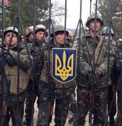 В Севастополе, прикрываясь женщинами взяли штурмом штаб ВМС Украины