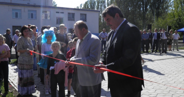 Бобков открыл детскую площадку в Пролетарском районе