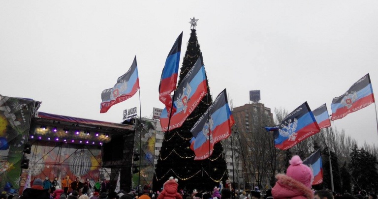 В Донецке открыли новогоднюю елку под символикой группировки «ДНР»