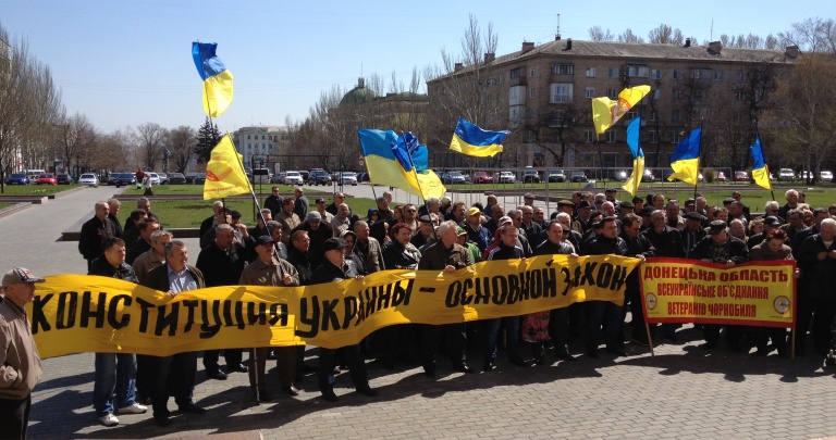 Под зданием ДонОГА снова митингуют чернобыльцы (обновлено)