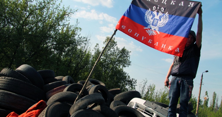 Вооруженные люди продолжают укреплять блокпосты на въездах в Славянск ФОТОРЕПОРТАЖ