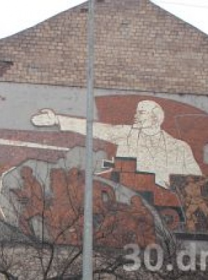 В Енакиево во время утепления дома уничтожили панно с Лениным