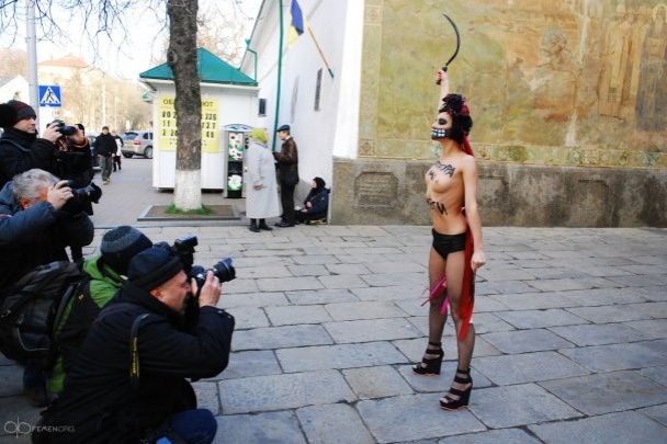 FEMEN помочились на портрет Януковича и голыми протестовали против разгона Евромайдана