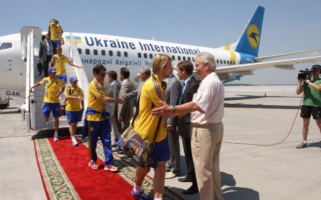 В Донецк прилетела сборная Украины (фото+видео)