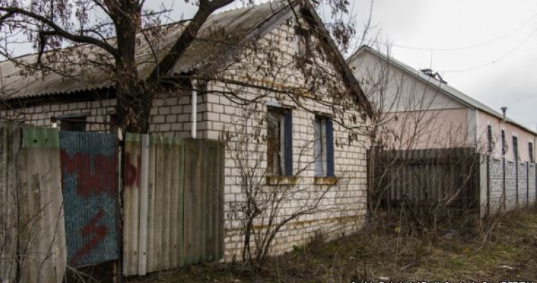 В селе Сизое остались 10 человек, а по разные стороны - Россия, боевики и бойцы ВСУ ФОТО