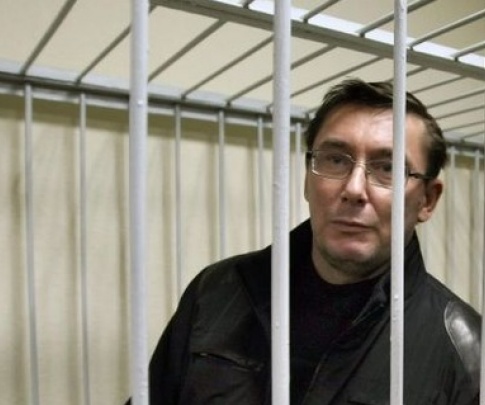 Луценко доставили в киевский суд и посадили в клетку