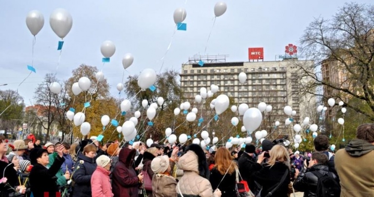 В оккупированном Донецке прошел траурный митинг