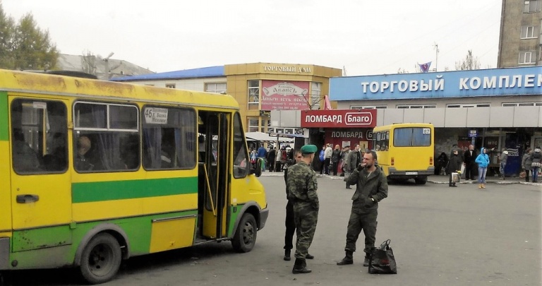 Репортаж из Донецка: люди проклинают всех, кто с оружием, но восстать против не готовы ФОТО