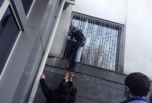 В Донецке пророссийские митингующие после захвата СБУ двинулись на площадь Ленина