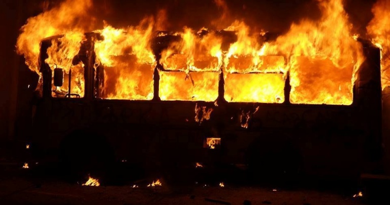 В Киеве начались беспорядки с поджогами - прямой эфир