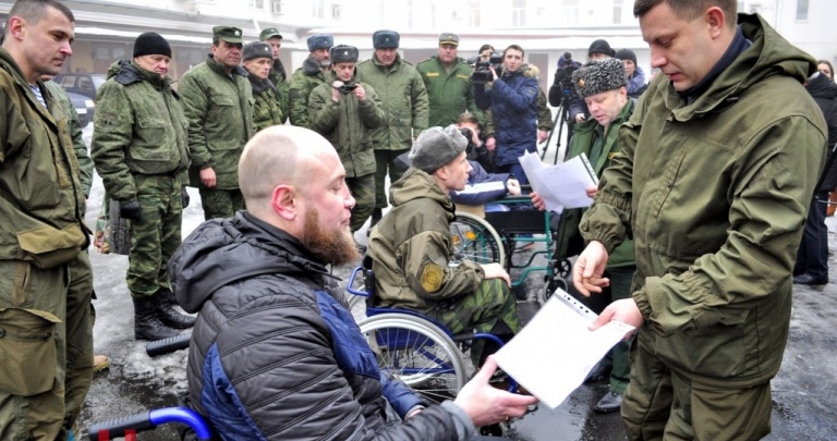 Раненный боевик из России получил от Захарченко украинский автомобиль