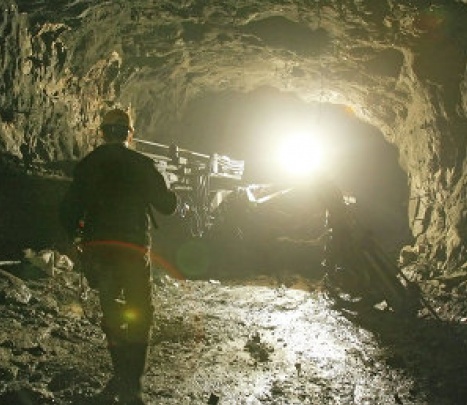 В Донецкой области сутки не могут потушить горящую шахту