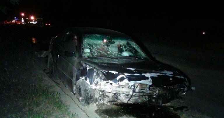 BMW протаранил бетонные блоки в Мариуполе: водитель остался жив