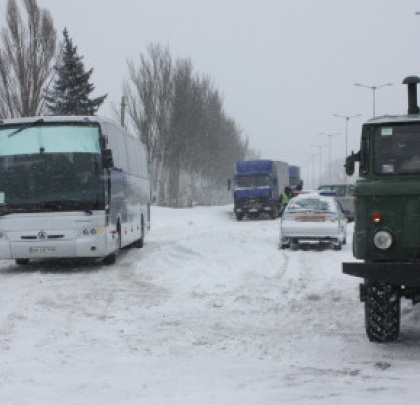 На трассе в Донецкой области из снежных заносов достали 200 автомобилей