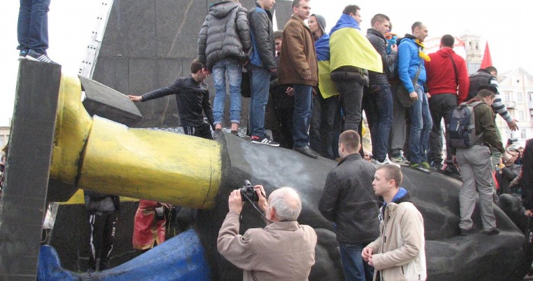 Патриотическое шествие в Краматорске заканочилось ленинопадом: как это было