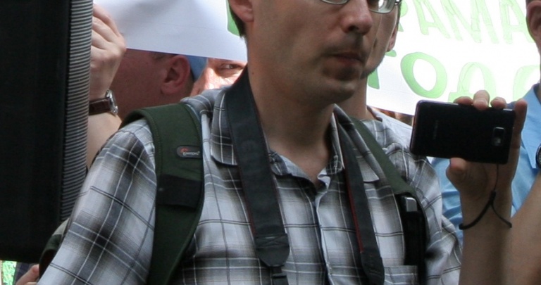 В Донецке защитник православия напал на журналиста - фото