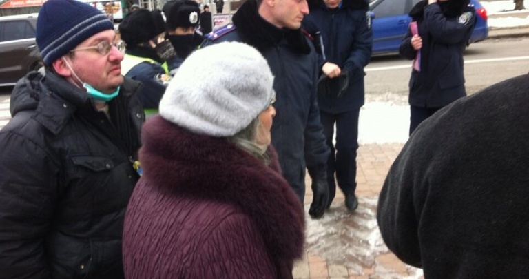 В участников Евромайдана в Донецке бросили петардой - фото