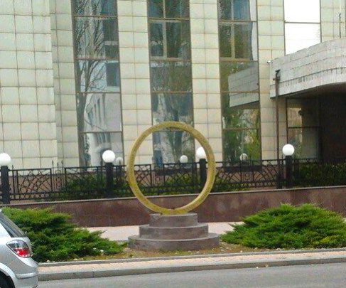 В Донецке на улице Артема пропал памятник гривне ФОТОФАКТ