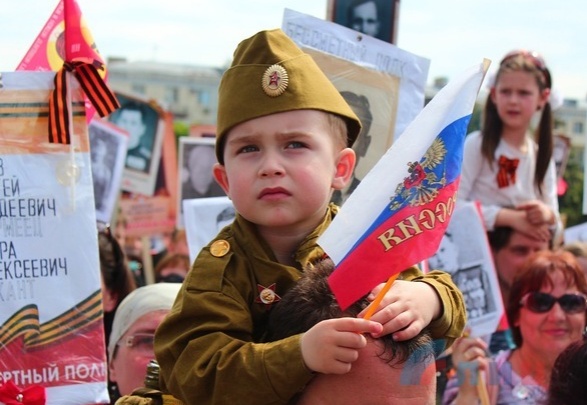 Оккупированный Луганск провел 9 мая с военным парадом и танцами
