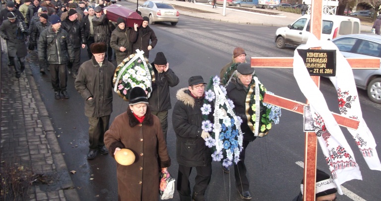 Фоторепортаж траурного шествия чернобыльцев в центре Донецка