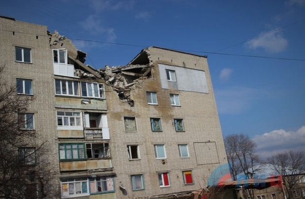 В оккупированном Луганске некому восстанавливать разрушенное жилье
