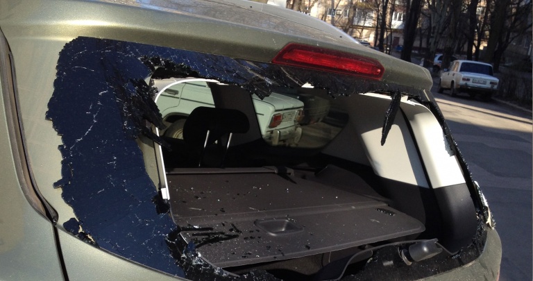 Как сепаратисты разбили машину в центре Донецка