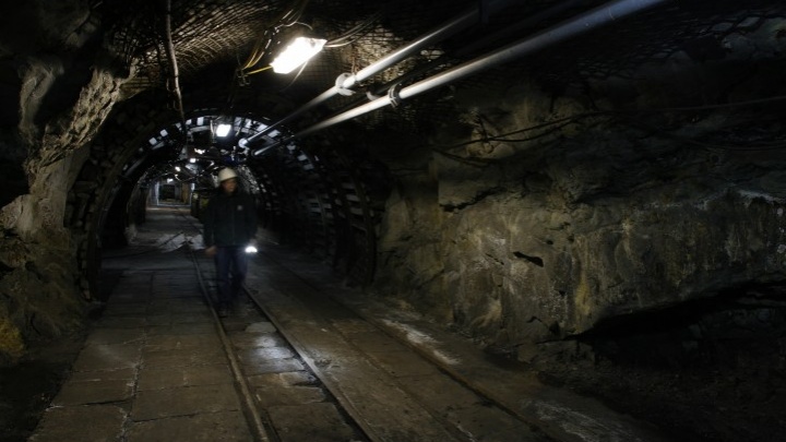 Один из горняков нелегальной горящей шахты в Луганске выбрался на поверхность