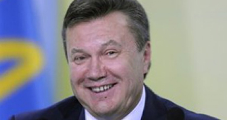 За кусок ленты Януковича пенсионерку посадили на 10 суток