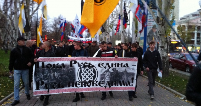 В Донецке на Русском марше с нацистской символикой требовали закрыть посольство США ВИДЕО