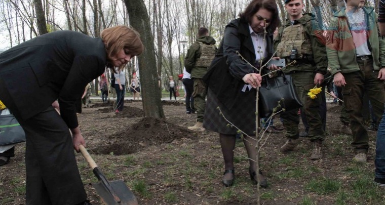 Погибшим боевикам в Донецке посвятили аллею ФОТОФАКТ