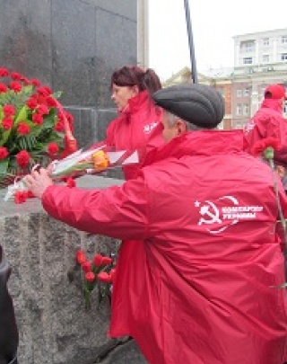 В Донецке прошел митинг в честь 143-й годовщины со дня рождения Ленина - фото