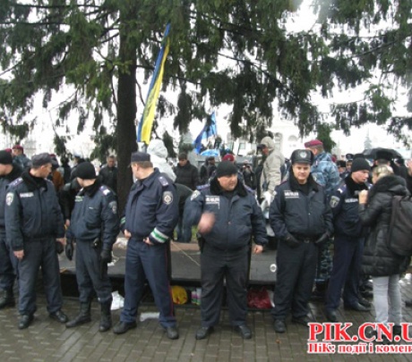 В Чернигове милиция снесла Евромайдан - митингующий хотел самосжечься