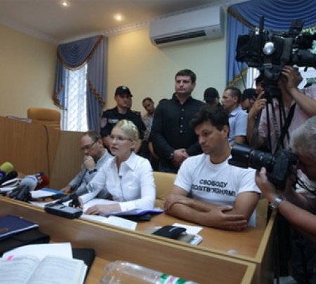 Тимошенко выгнали из суда