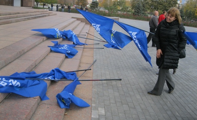 В Донецке фермеры кидали флаги Партии регионов на крыльцо губернатора (фото, видео)