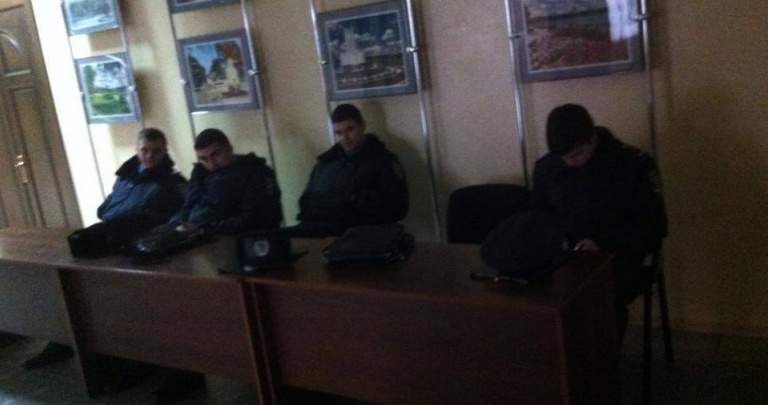 Депутаты Донецкого горсовета отгородились от общественников и пригласили милицию