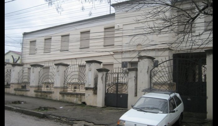 Вандалы в Симферополе расписали стены синагоги свастикой