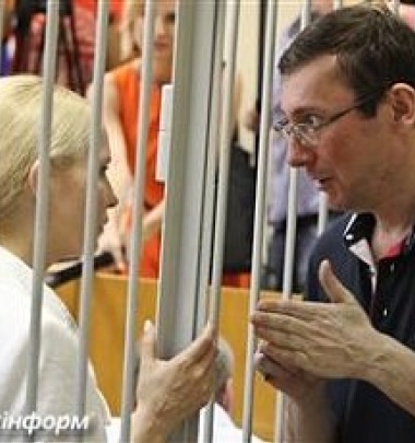 Азаров хочет отрезать путь к амнистии для Тимошенко и Луценко