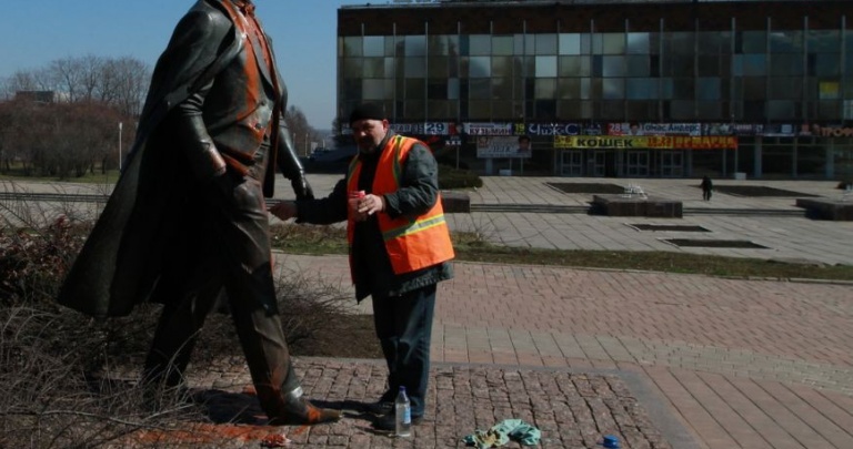 В Донецке облили краской памятник Кобзону