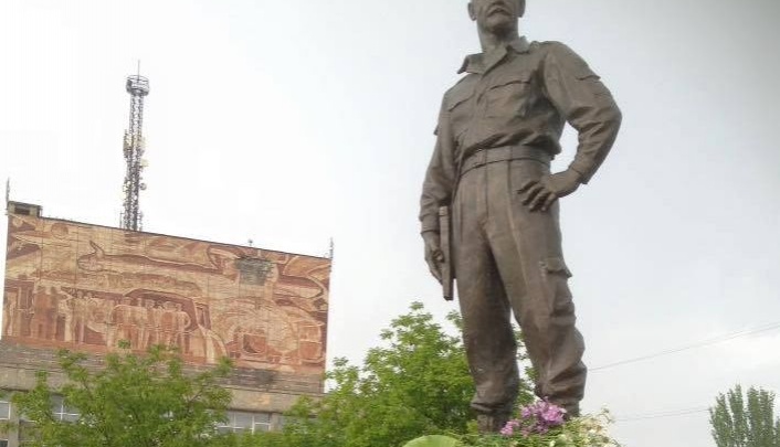 Оккупационные власти Алчевска собрались снести памятник главарю «Призрака»